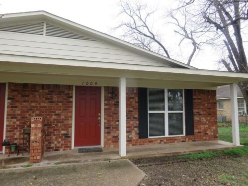 1009 Woodard St, Denison TX  75020-3063 exterior