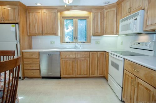 5 Litchfield Dr, Enfield CT 06082-5807 exterior