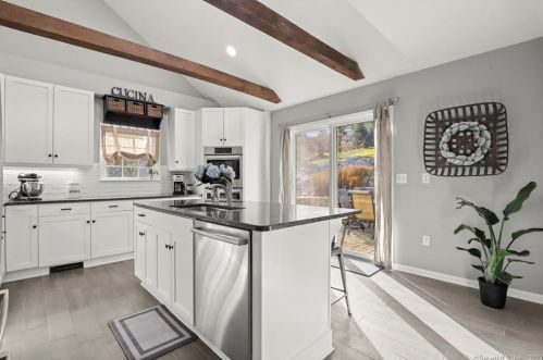 13 Hickory Dr, Greenwich CT 06831-4916 exterior