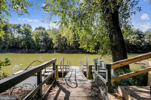 18285 Mullfield Village Ter, Leesburg VA  20176-7466 exterior