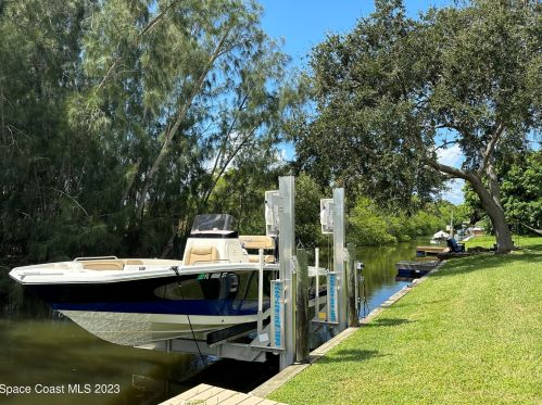 2025 Sykes Crk Dr, Merritt Island FL 32953-3066 exterior