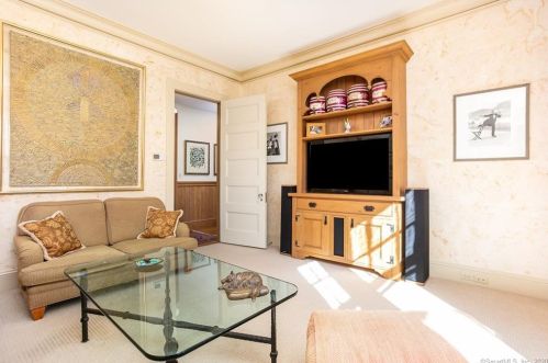 49 Mtn Spg Rd, Farmington CT 06032-1613 exterior