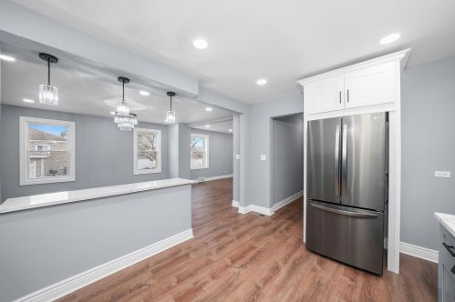 8247 Oglesby Ave, Chicago IL  60617-1927 exterior