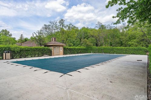 81 Laurel Holw Ct, Edison NJ 08820-1043 exterior