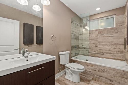 641 Bowen Ave, Chicago IL  60653-2824 exterior