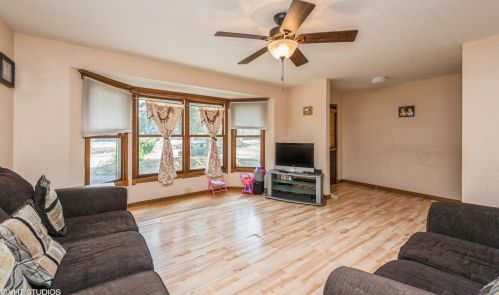 1704 Nish Rd, Bull Valley, IL 60012-1503