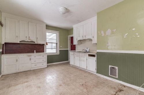 43 Elro St, Manchester CT 06040-4228 exterior