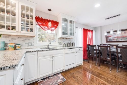 31 Ravenwood St, Springfield MA 01119-2202 exterior