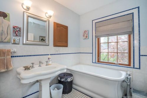 160 Oxford St, Hartford CT 06105-2514 exterior