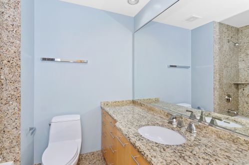 2246 Lakewood Ave, Chicago IL 60614-3629 exterior