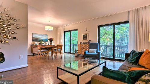 2029 Golf Crse Dr, Herndon VA 20191-3819 exterior