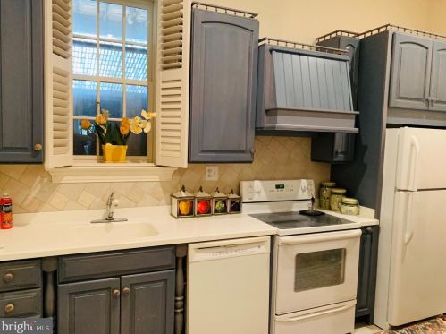 1289 Ballantrae Farm Dr, Mc Lean VA 22101-3027 exterior