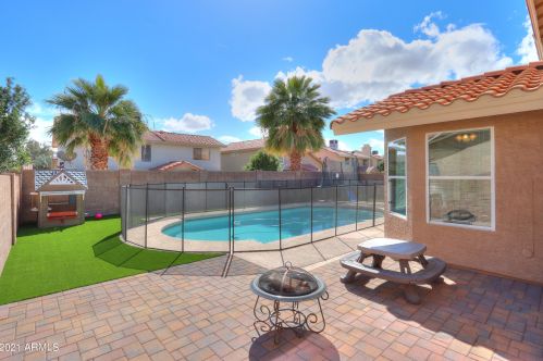 4331 Amberwood Dr, Phoenix AZ 85045-4209 exterior