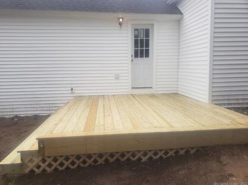 206 Maple Ave, Uncasville CT 06382-2109 exterior