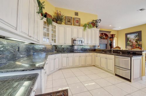 8048 Desmond Dr, Boynton Beach FL 33472-5013 exterior