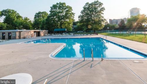 1225 Martha Custis Dr, Alexandria VA  22302-2015 exterior