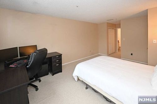 1422 York St, Mahwah NJ 07430-3268 exterior