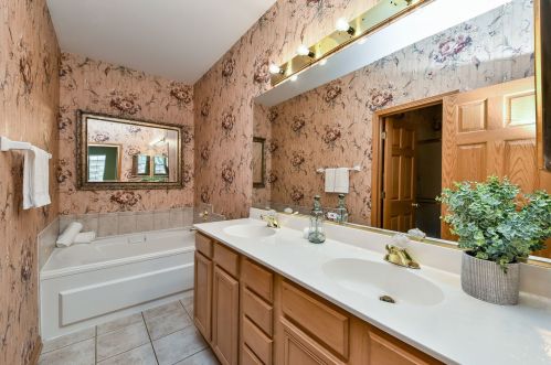 502 Pheasant Trl, Saint Charles IL 60174-8847 exterior