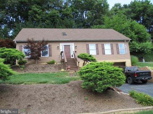 2524 Brookside Dr, Lancaster, PA 17601-1970