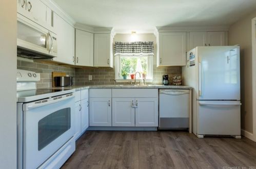 169 Glenwood St, Manchester CT 06040-5548 exterior