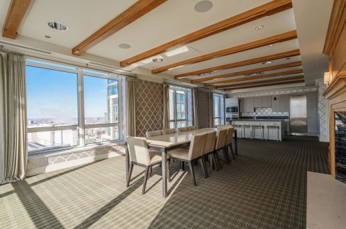 10 Delaware Pl, Chicago IL  60611-1690 exterior