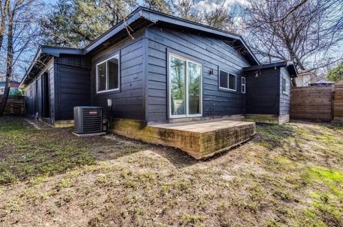 5315 Downs Dr, Austin TX 78721-2205 exterior