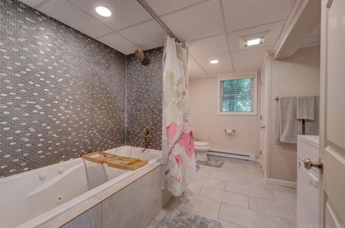 148 Main St, Hartford CT 06111-2434 exterior