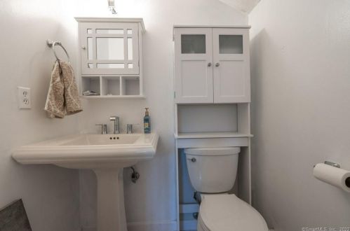 28 Wellington Dr, Farmington CT 06032-3207 exterior