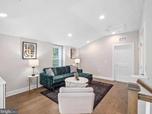 10346 Grosvenor Pl, Rockville MD 20852 exterior