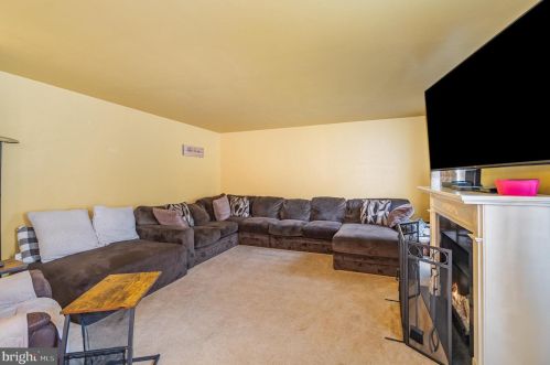 37 Louvain Dr, Hanover PA 17331-8696 exterior