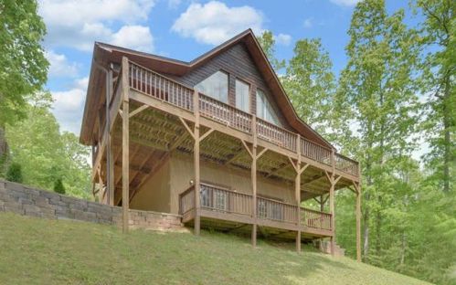 563 Dillon Oaks Dr, Unaka, NC 28906-9069