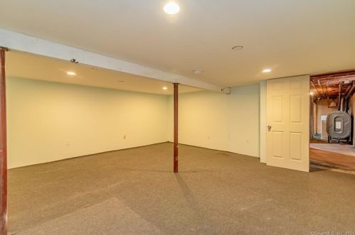 4 Carriage Dr, Enfield CT 06082-5659 exterior