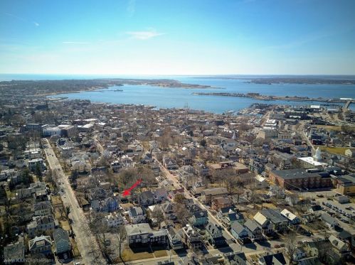 32 Kay St, Middletown, RI 02840-7718