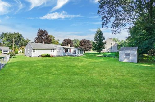 6 Hollywood Dr, Enfield CT 06082-4603 exterior