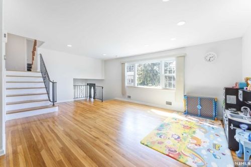 49 Crescent St, Closter, NJ 07624-1001