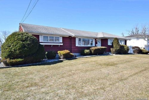 120 Bond St, Babylon, NY 11704-2801