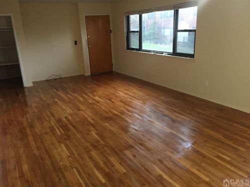 785 Green St, Iselin, NJ 08830-2918