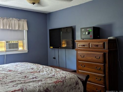 247 Hackmatack St, Manchester CT 06040-6512 exterior