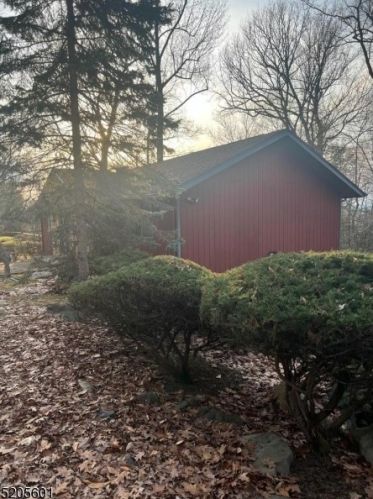 16 Vanderbilt Dr, Livingston NJ 07039-6102 exterior