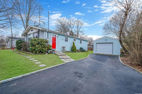 22 Hackmatac St, Central Islip, NY 11722-4722