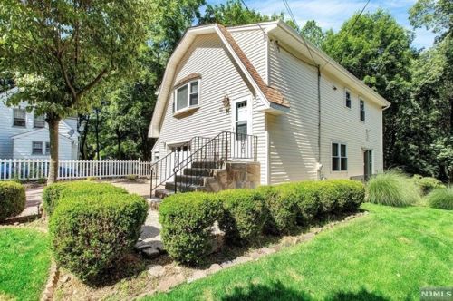 33 Grove St, Montvale, NJ 07645-1412