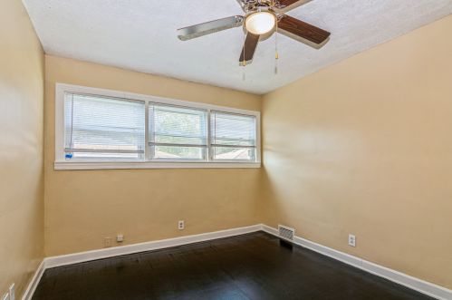 9024 Oglesby Ave, Chicago IL 60617-3931 exterior