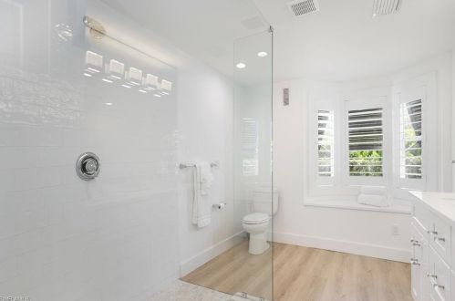 2180 Hbr Ln, Naples FL 34104-4218 exterior