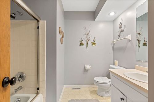 6239 Carolann Dr, Milwaukee WI 53223-1517 exterior