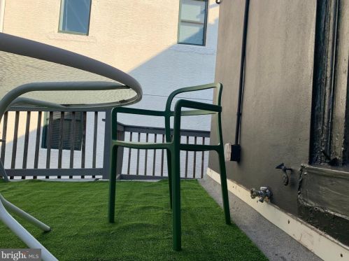 405 Fairmount Ave, Philadelphia PA 19123-2809 exterior