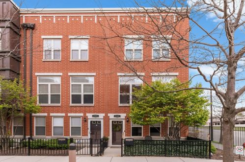 2502 Calumet Ave, Chicago IL  60616-2439 exterior