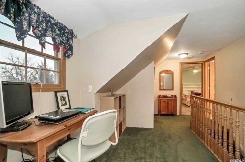 9 Laurel Ln, Commack NY 11725-4110 exterior