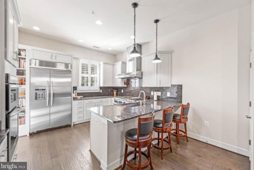 725 Custis Ave, Alexandria VA 22301-1422 exterior