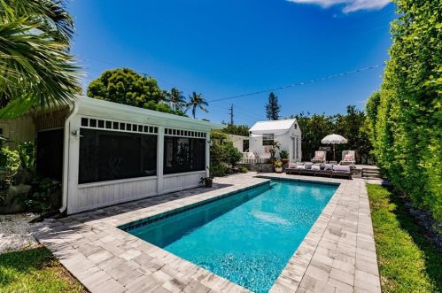 540 7th St, Naples, FL 34117-2130