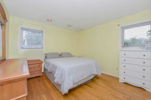 45 Amsterdam Ave, Babylon NY 11704-4921 exterior